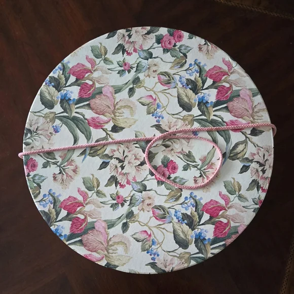 Vintage Round Hat Box - Picture 8 of 15